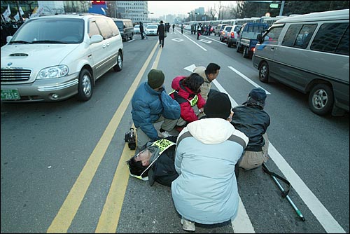 부상자를 모두 안전한 곳으로 옮기지 못한 상황인데도 불구하고 경찰이 차량을 진입시켜 위험한 상황이 전개됐다. 